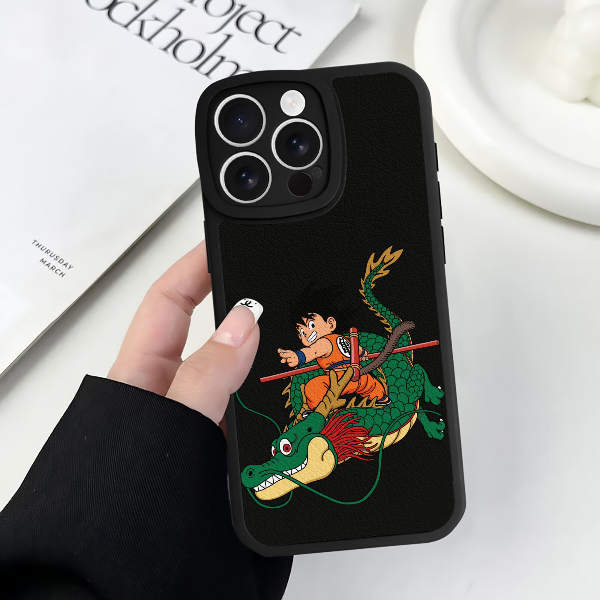 （画像用） ドラゴンボール 孫悟空（そん ごくう）Son Goku カカロット DRAGON BALL Kakarotto 【iPhone 16シリーズ対応】シリコンスマホケース（レザー調） 材質：シリコン